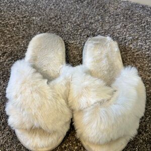 Cozy Cream Faux Fur Women's Slippers